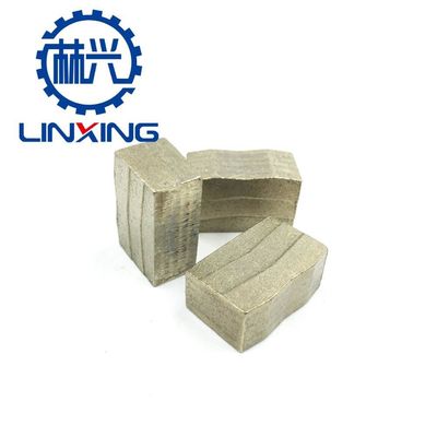 2000mm Sintering 24*9.8/10.6*15 ダイヤモンドブレージングセグメント グランイトの切断と強化 コンクリートのドリルビットシャープ制作マシン