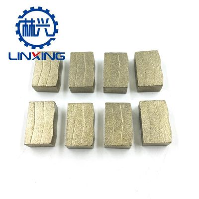 2000mm Sintering 24*9.8/10.6*15 ダイヤモンドブレージングセグメント グランイトの切断と強化 コンクリートのドリルビットシャープ制作マシン