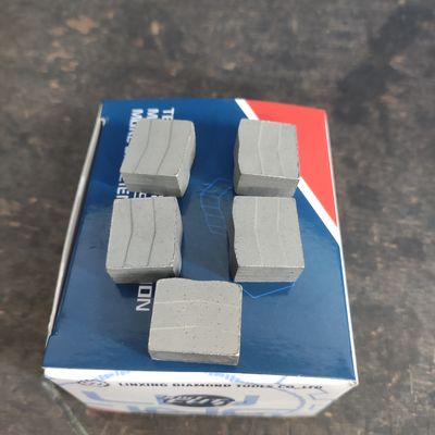 パーソナライズされたサポート ODM 2000mm Blade Cutting Stone M形グラナイトダイヤモンドツールのためのセグメント