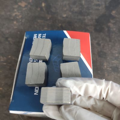 パーソナライズされたサポート ODM 2000mm Blade Cutting Stone M形グラナイトダイヤモンドツールのためのセグメント