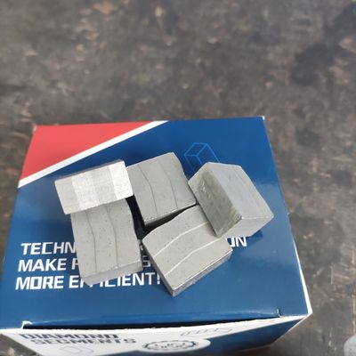 パーソナライズされたサポート ODM 2000mm Blade Cutting Stone M形グラナイトダイヤモンドツールのためのセグメント
