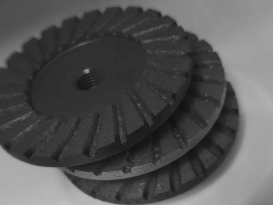 125mm ダイヤモンドセグメントターボカップホイール 迅速かつ効果的な花岩床磨き