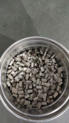 プロのダイヤモンドセグメント砂岩切断機 ポイント 層 平形セグメント 24*9*15mm