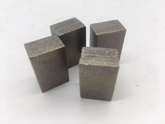 プロのダイヤモンドセグメント砂岩切断機 ポイント 層 平形セグメント 24*9*15mm