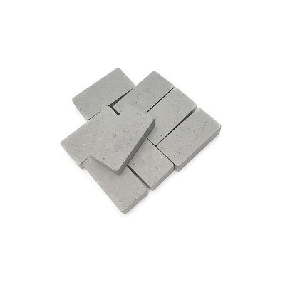 プロのダイヤモンドセグメント砂岩切断機 ポイント 層 平形セグメント 24*9*15mm