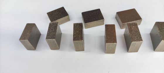 プロのダイヤモンドセグメント砂岩切断機 ポイント 層 平形セグメント 24*9*15mm